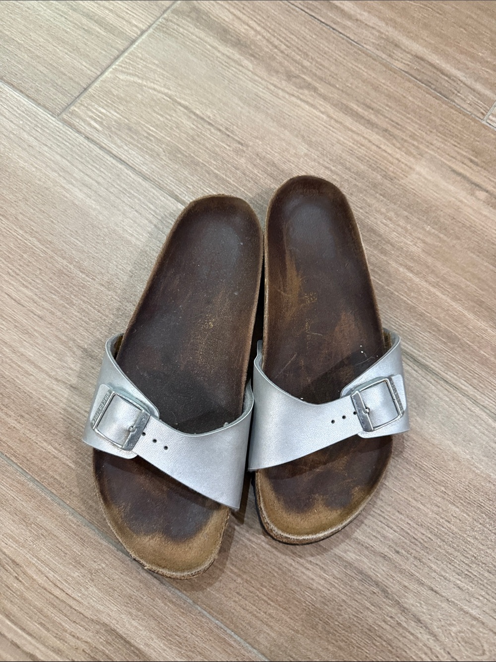 Unisex Birkenstock Single Buckle Slide Sandals in Silver
